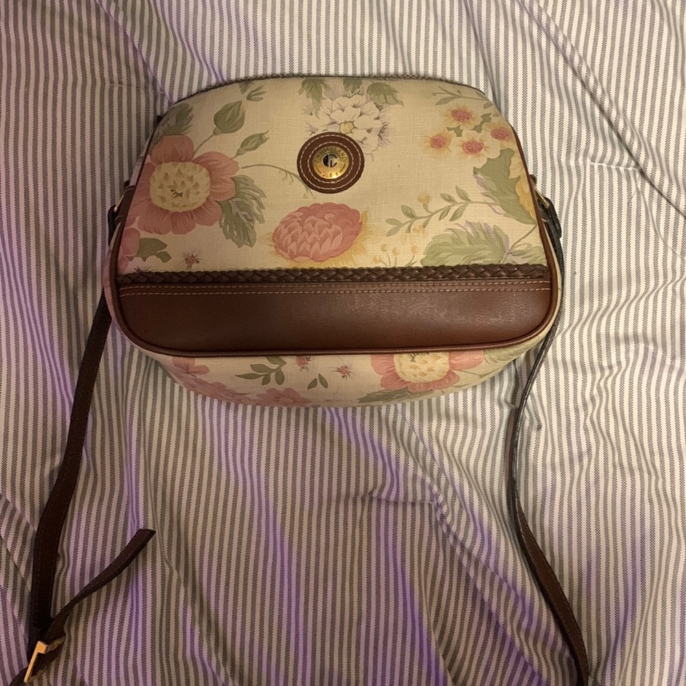 CARRYLAND U.S.A purse. Flower Design. Leather strap.